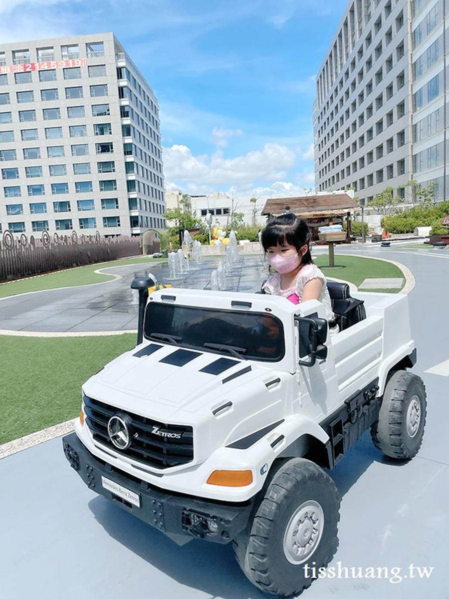 戶外有賽車道,小朋友飆車超開心。(圖/Tiss玩味食尚)