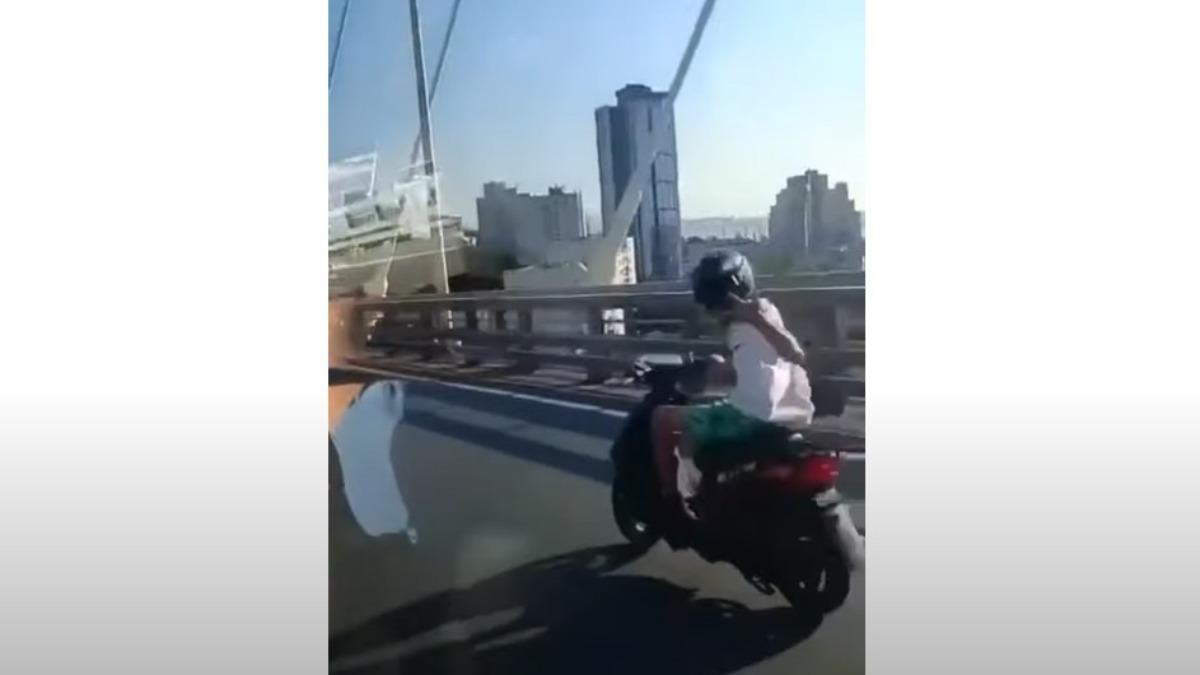 俄14歲山道猴橋上飆車比中指!秒遭報應撞車摔飛手骨折