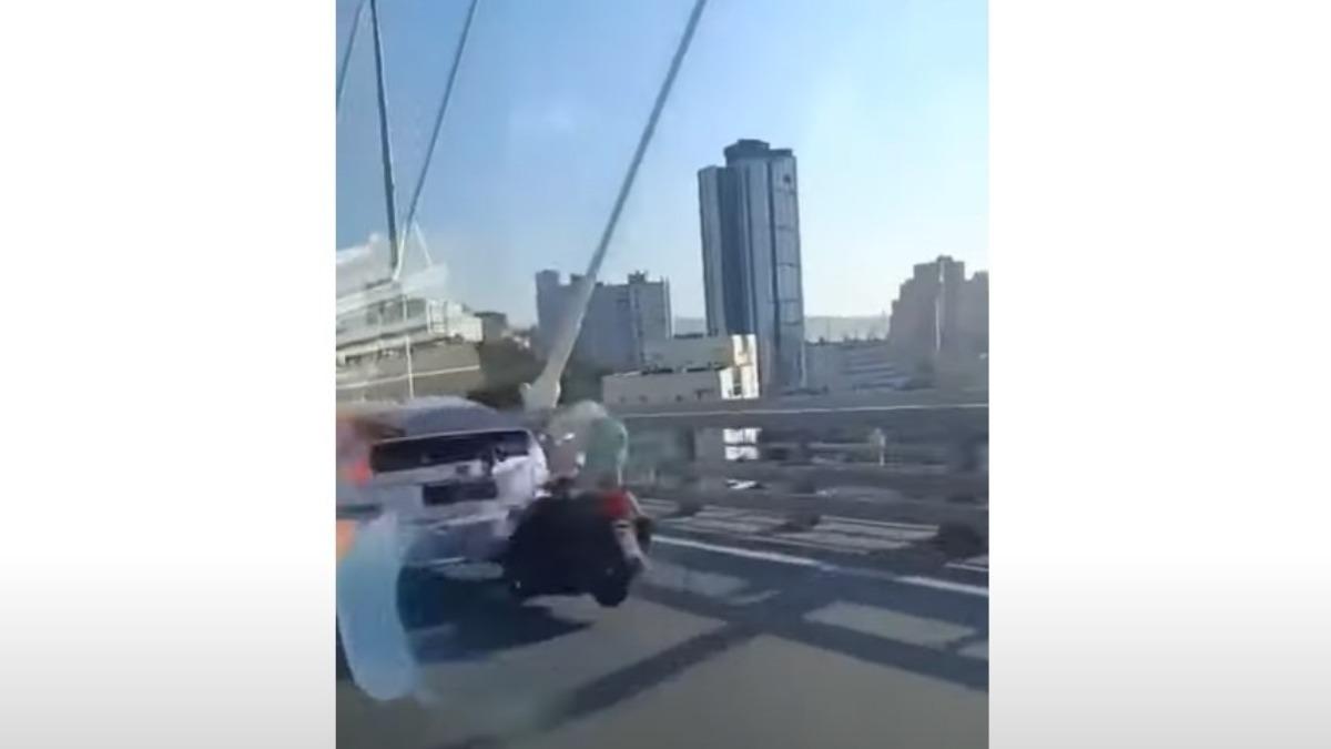騎士顧著比中指沒注意前車,直接撞上前車飛出去。(圖/翻攝自 YT @SinCitySage)