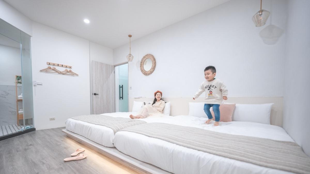 溫馨的配色和低矮的床高,對孩子們入住非常友善!(圖/卡夫卡愛旅行)