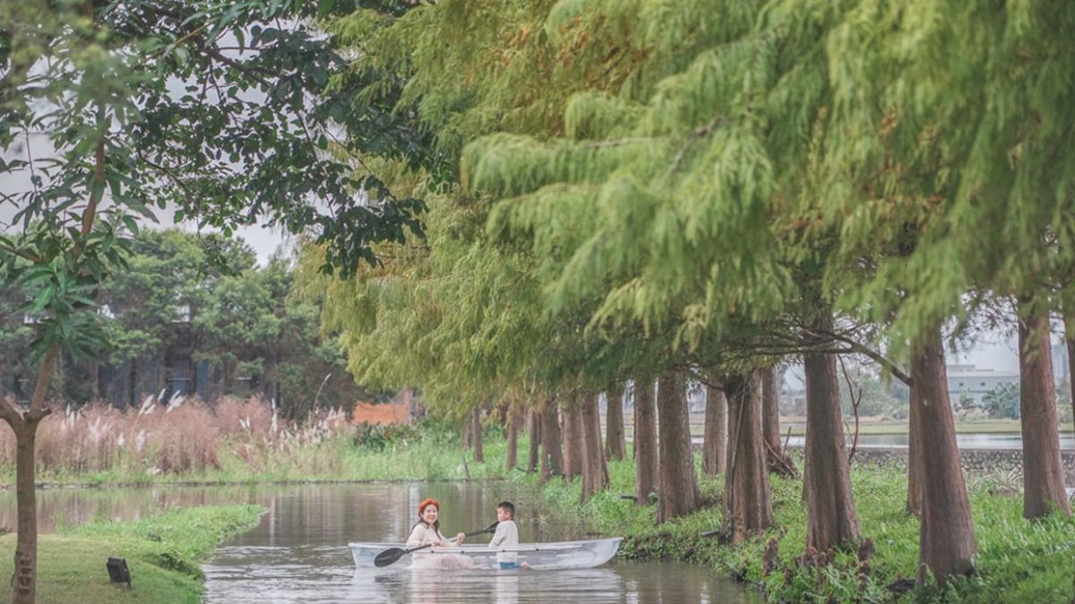 入住還可以划獨木舟在落羽松祕境河道上漫遊!(圖/卡夫卡愛旅行)