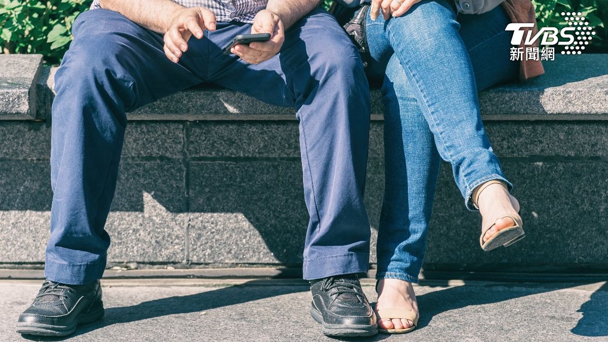 男性開腿(Manspreading)又稱「大爺式佔位」。(示意圖/達志影像Shutterstock)