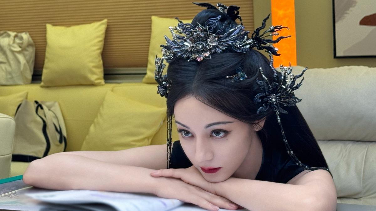 迪麗熱巴素顏照流出! 秒登熱搜「越素越好看」網驚:太過分了