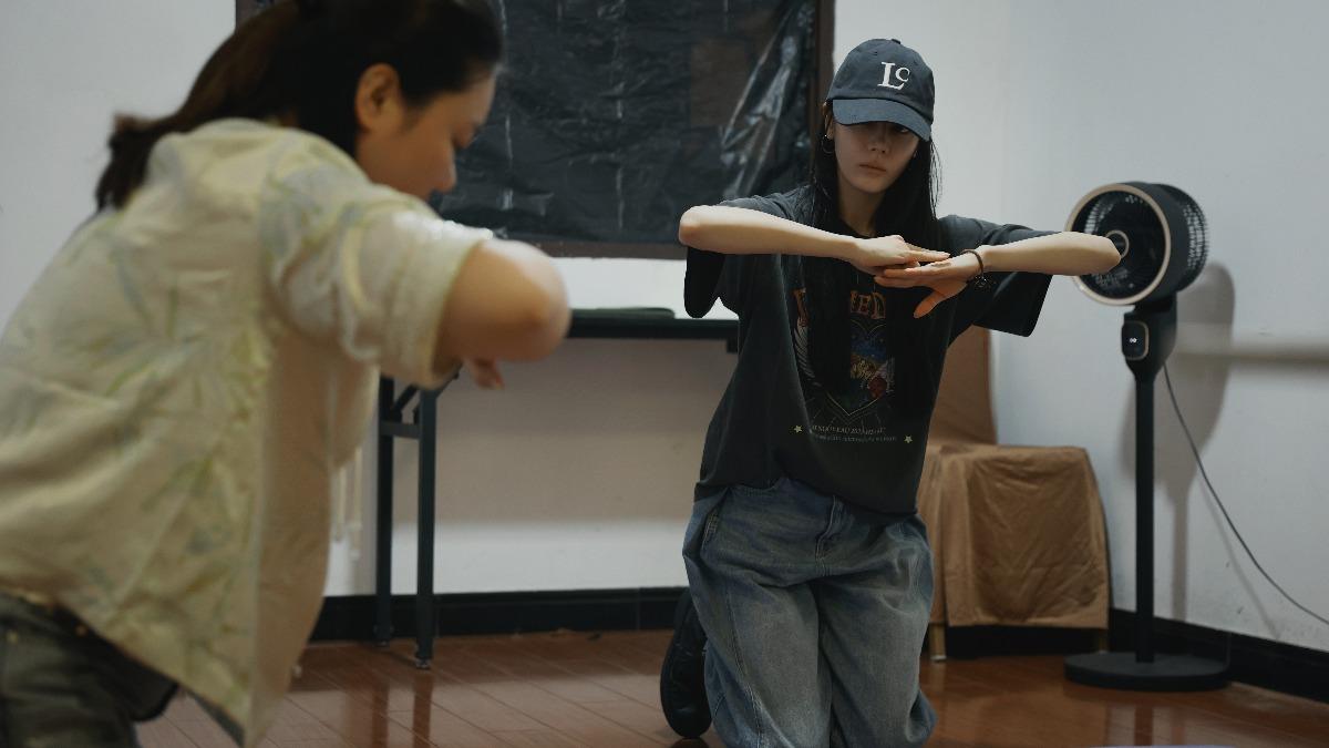 迪麗熱巴前往劇組認真學習古禮。(圖/翻攝自迪麗熱巴工作室微博)