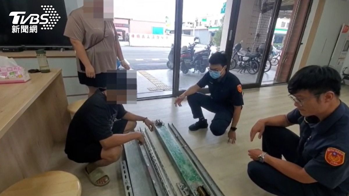要價萬元的電梯鋼材離奇消失。(圖/TVBS)