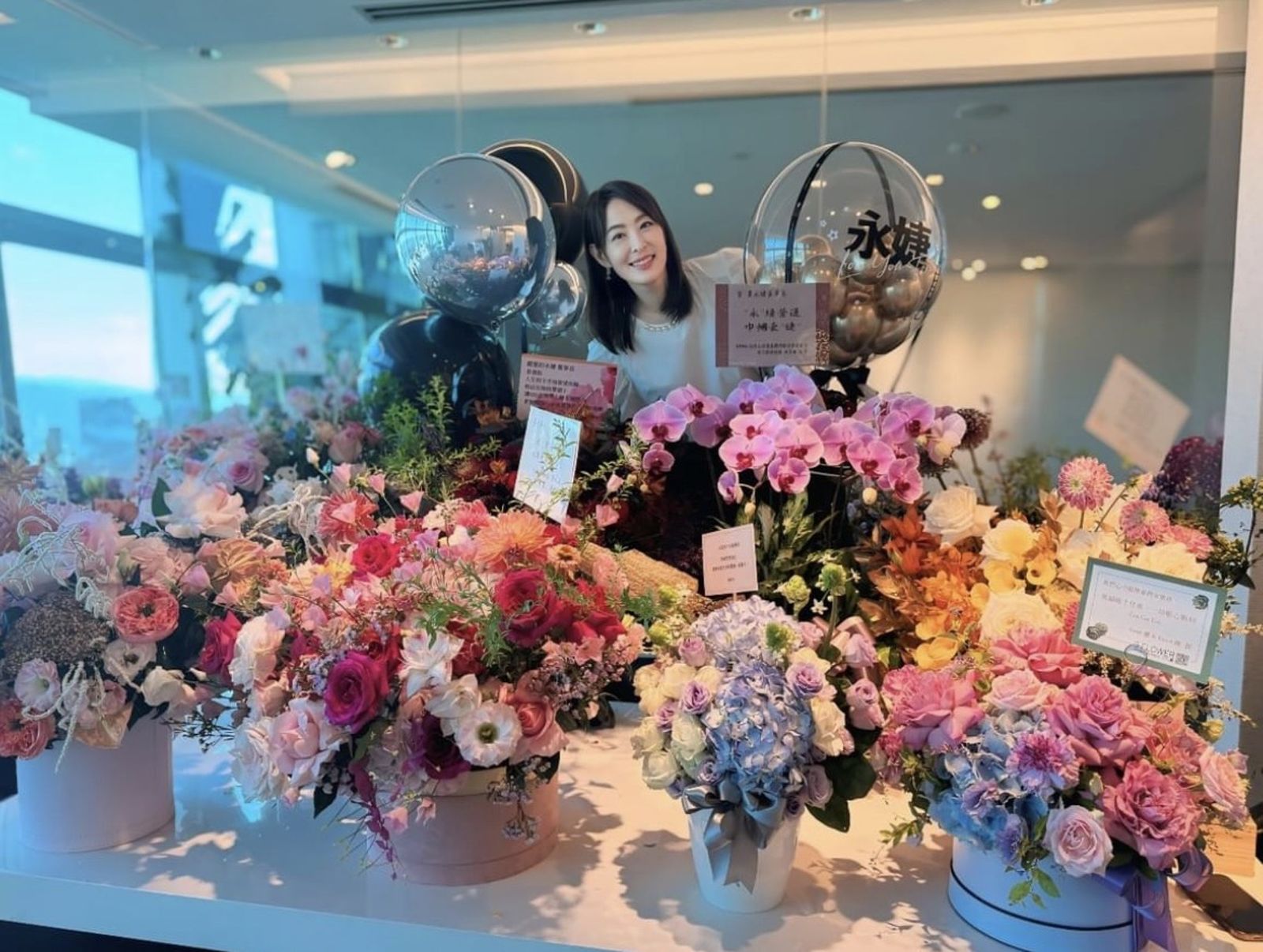 賈永婕新官上任,收到滿滿花禮祝福。(圖/翻攝賈永婕臉書)