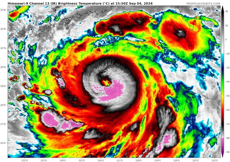 摩羯颱風昨日連升3級成超強颱風。(圖/翻攝自Tropical Tidbits)