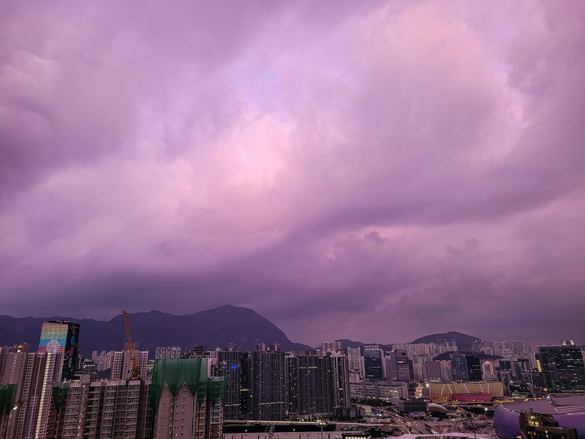 昨日傍晚,香港天空呈現紫色,這也是颱風逼近的現象。(圖/翻攝自社區天氣觀測計劃 CWOS臉書社團)