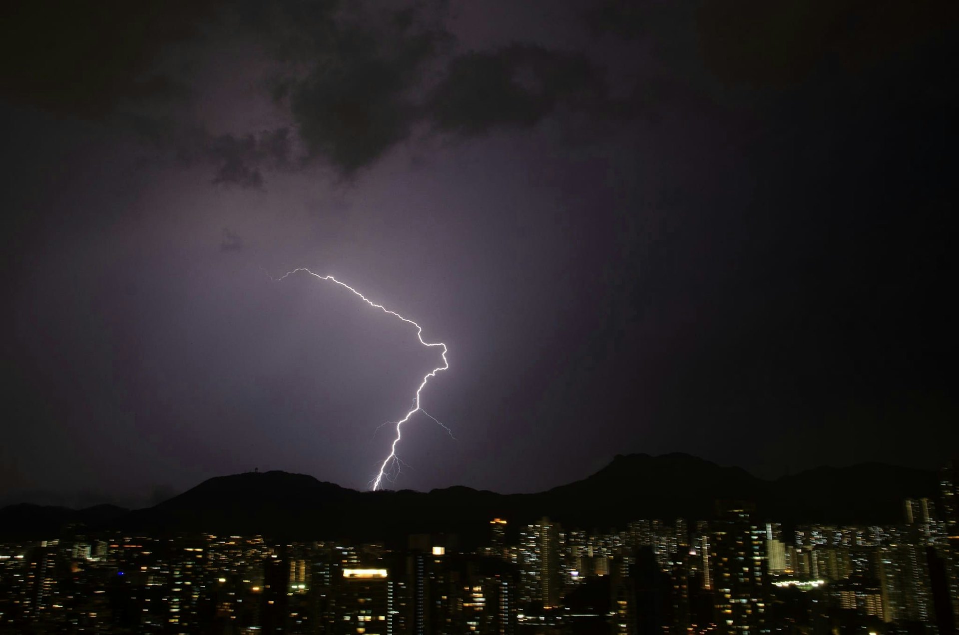 香港天文台3日錄到一小時有7000次閃電出現。圖攝於香港鑽石山。(圖/翻攝自社區天氣觀測計劃 CWOS臉書社團)