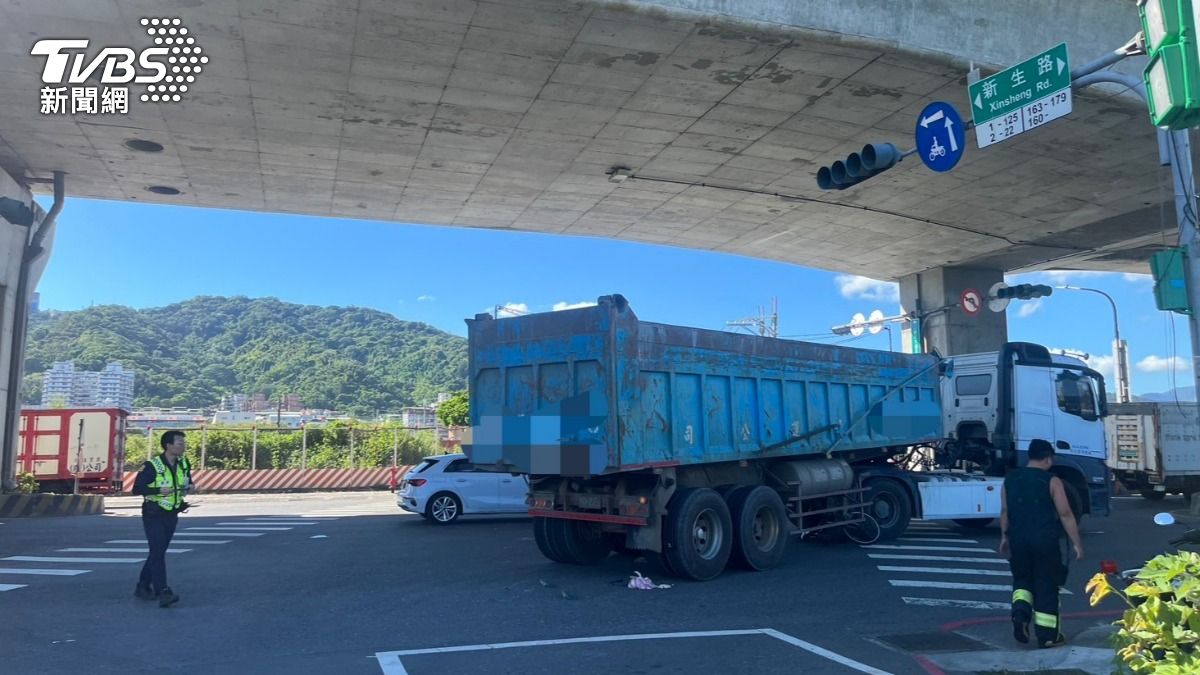 砂石車右轉時輾斃單車騎士。（圖／TVBS）