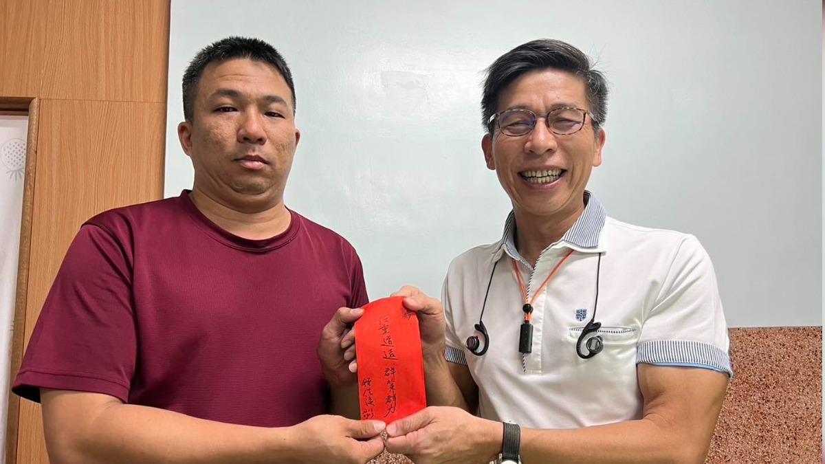 捨身護學生遭虎頭蜂螫身亡 鍾佳濱悼助理黑輪:每幕都觸動心弦