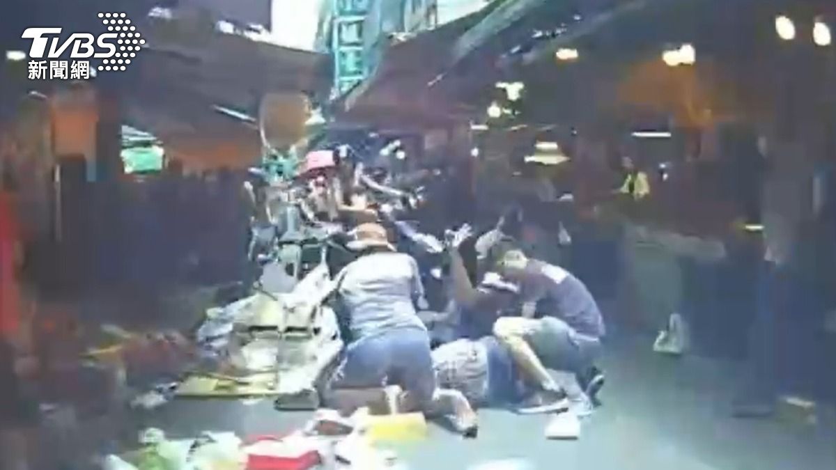 回不了家崩潰!新北男忘帶鑰匙 狂砸市場攤販洩憤被壓制