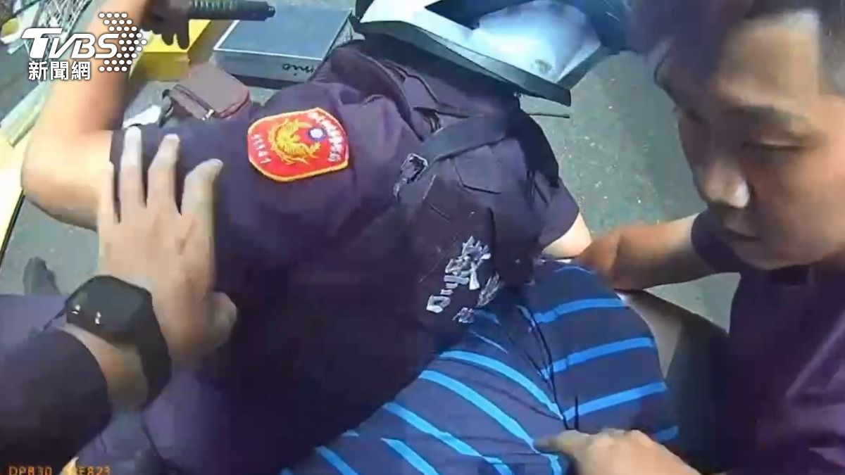 身穿條紋服飾的游男被壓制逮捕。(圖/TVBS)