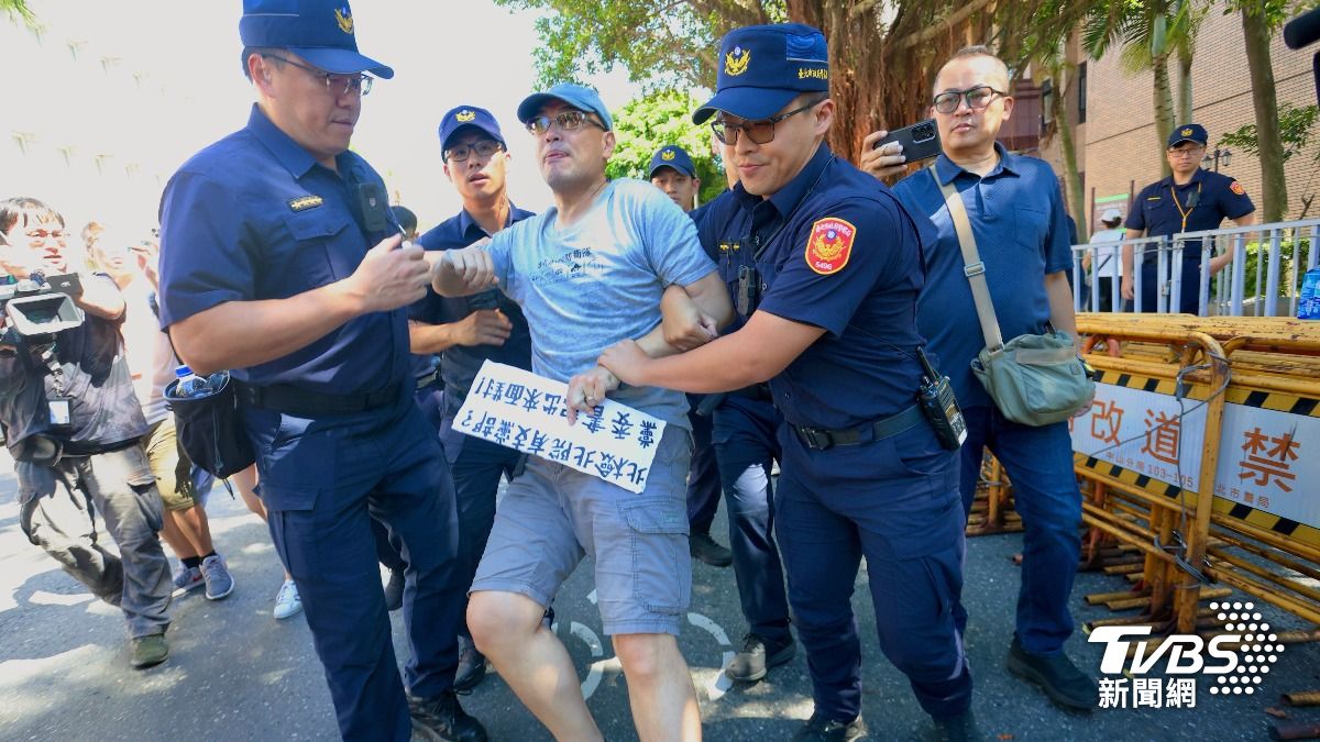 火爆場面曝!柯文哲羈押庭再開 毛嘉慶北檢外怒譙賴清德遭警架走