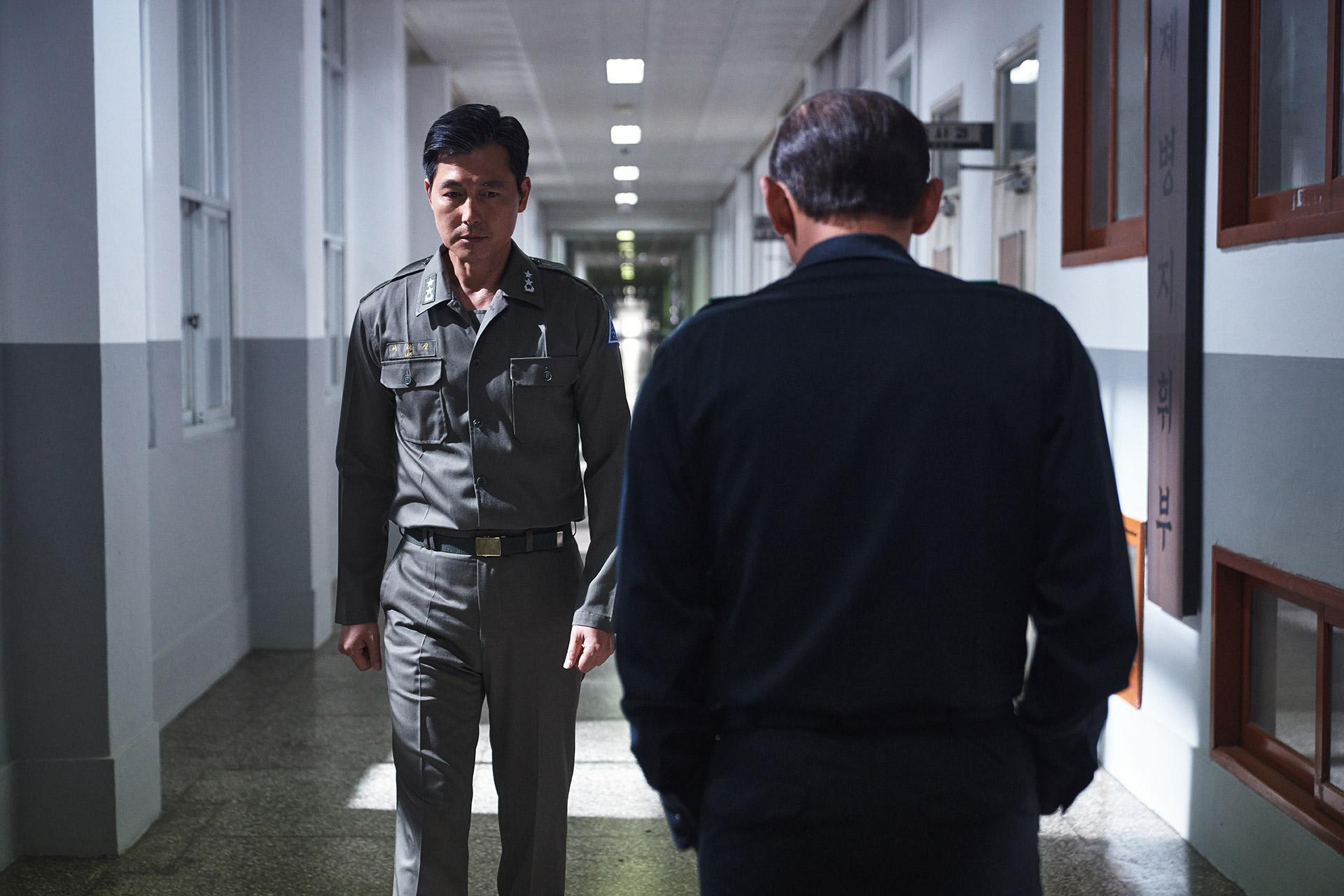 鄭雨盛(左)在走廊上與黃晸珉針鋒相對的場面令人印象深刻。(圖/車庫娛樂提供)
