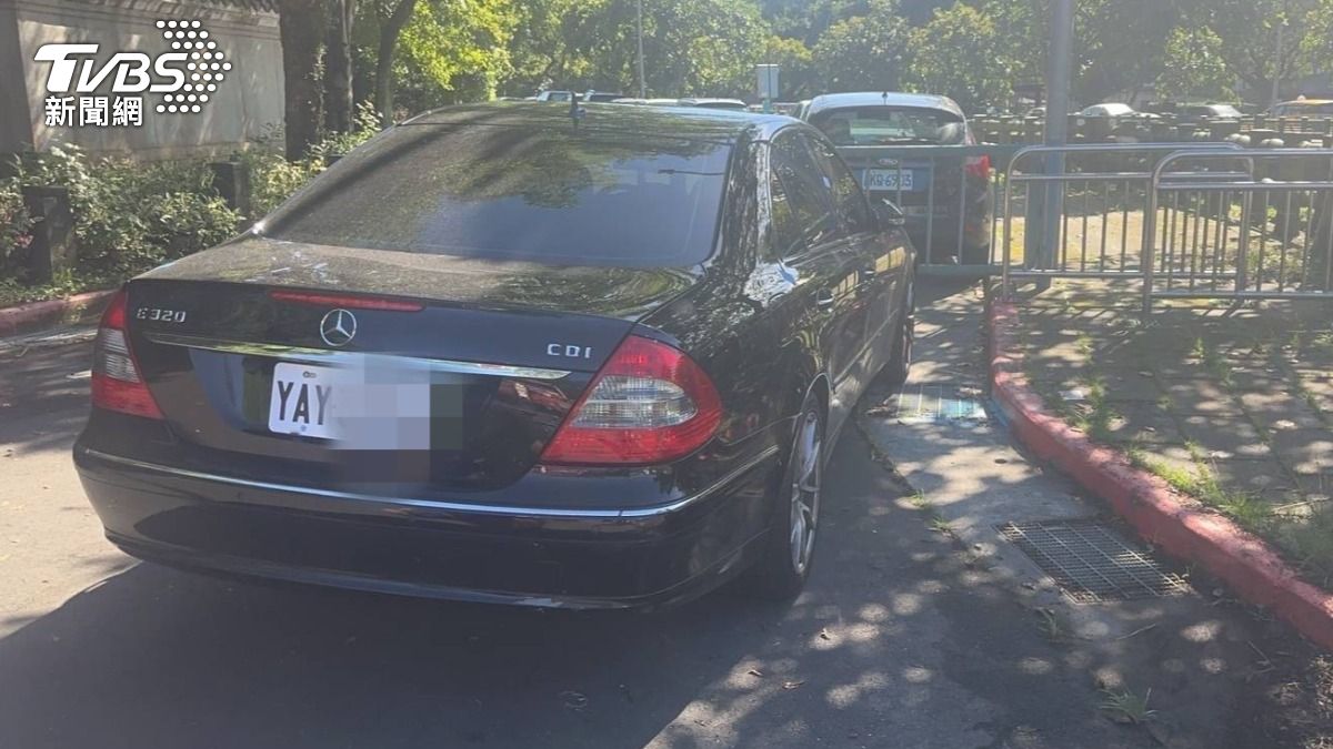 才掛一天就被抓!賓士男超速遭吊牌 違停讓他假車牌被識破