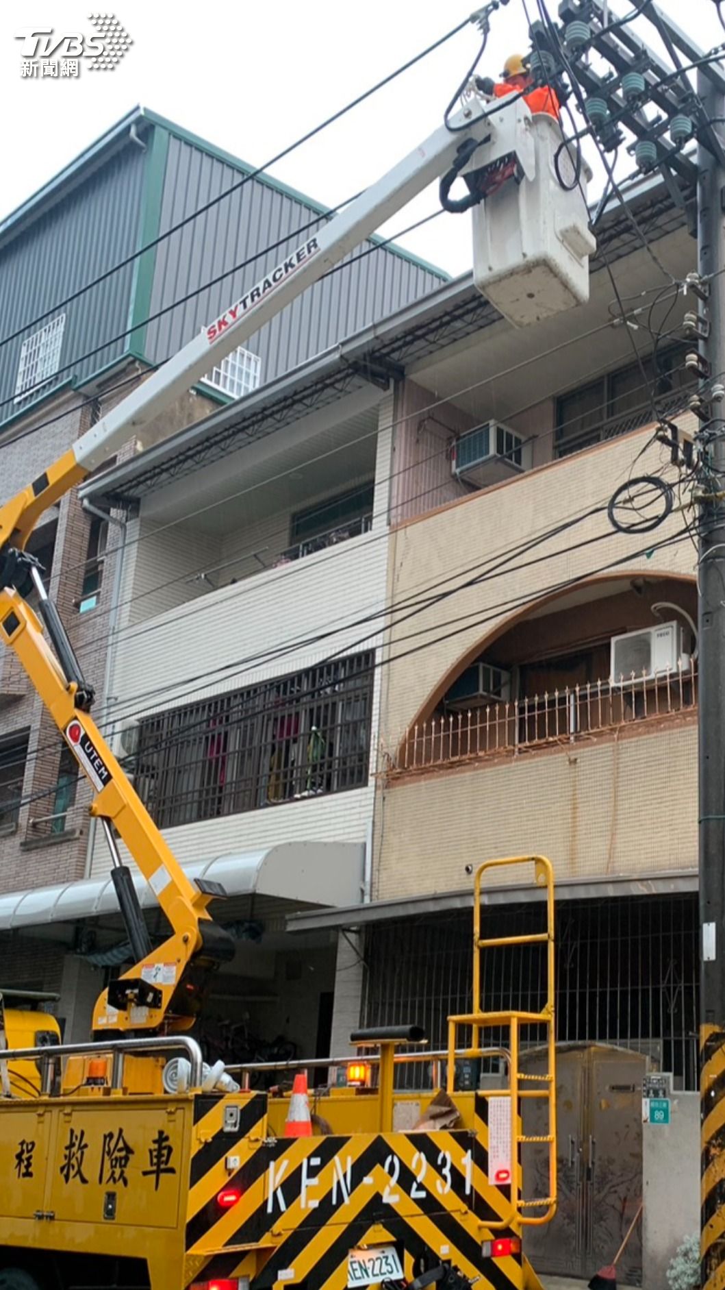 台南東區降下大雷雨,雷擊造成2709住戶停電。(圖/TVBS)
