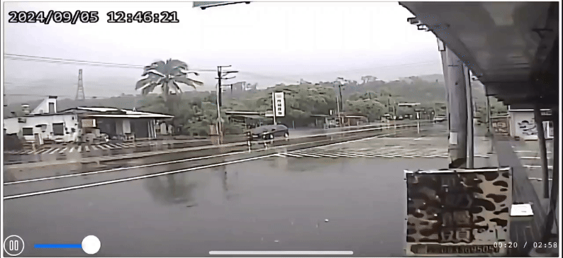 貨車失控撞上路邊電線杆。(圖/路邊商家提供)