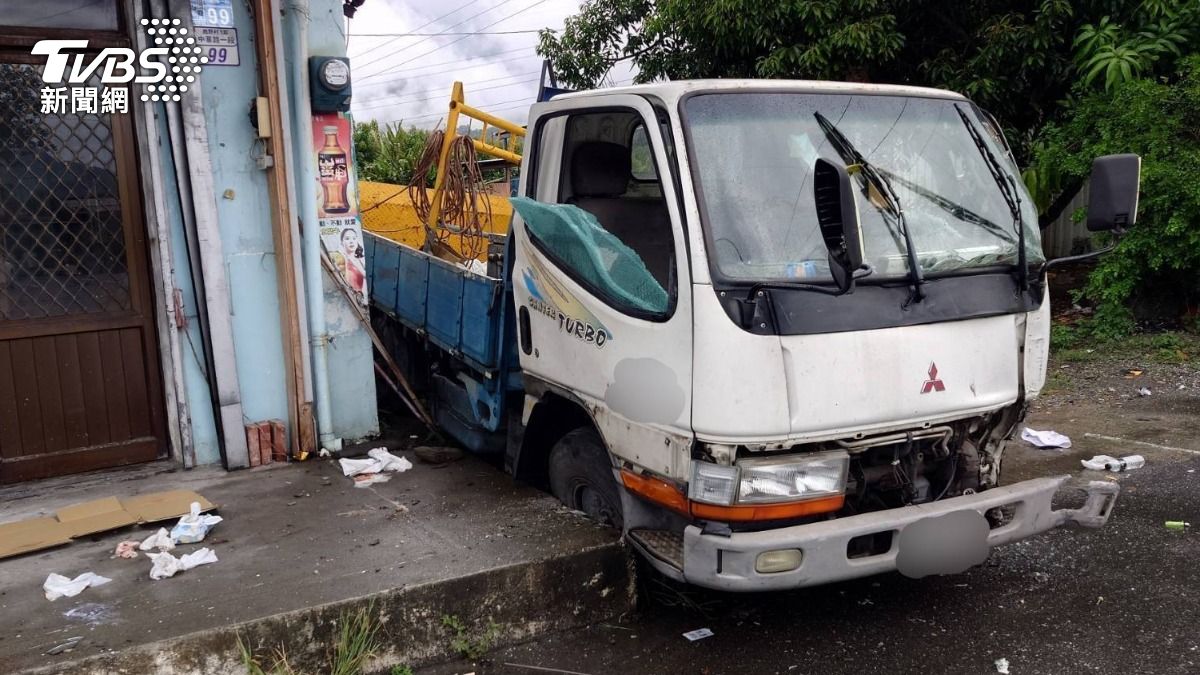 有片/台9線貨車天雨路滑「失控甩尾」猛撞電線杆 父子急送醫