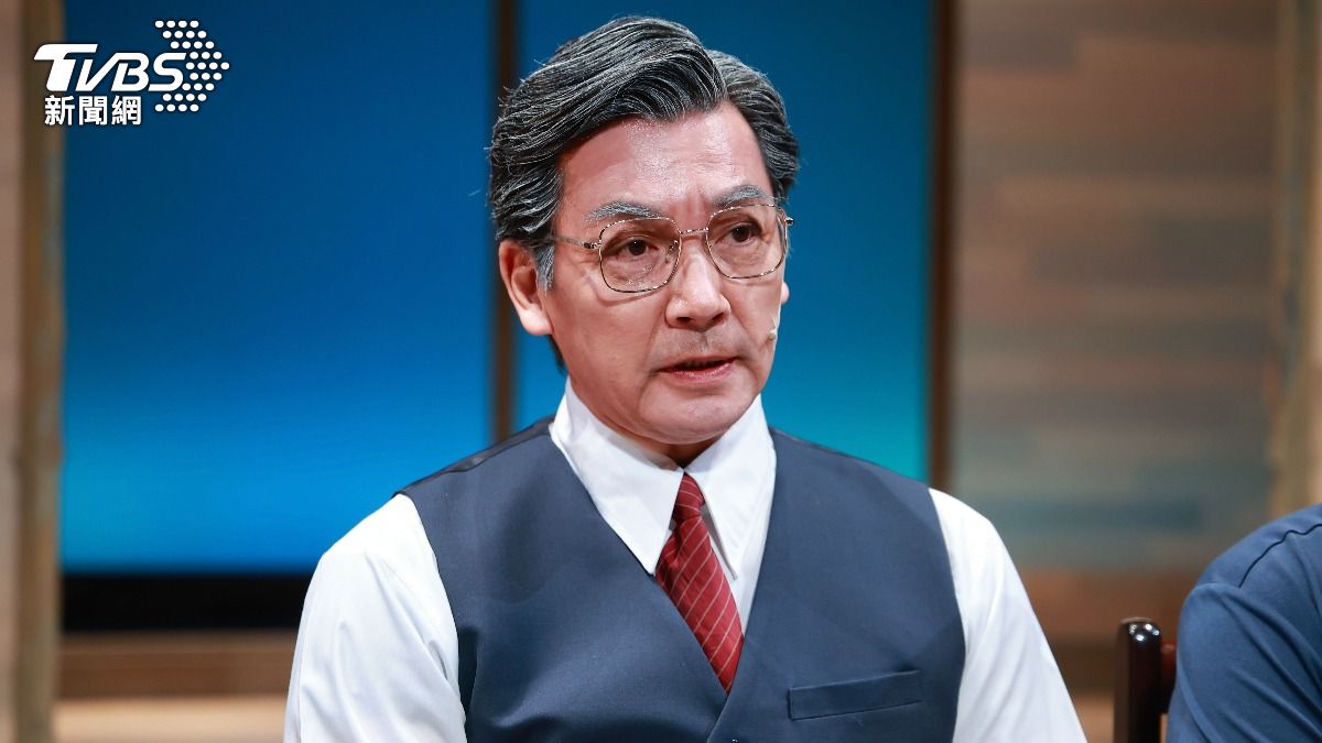 伊正為角色化老妝。(圖/翻攝自方文琳IG)