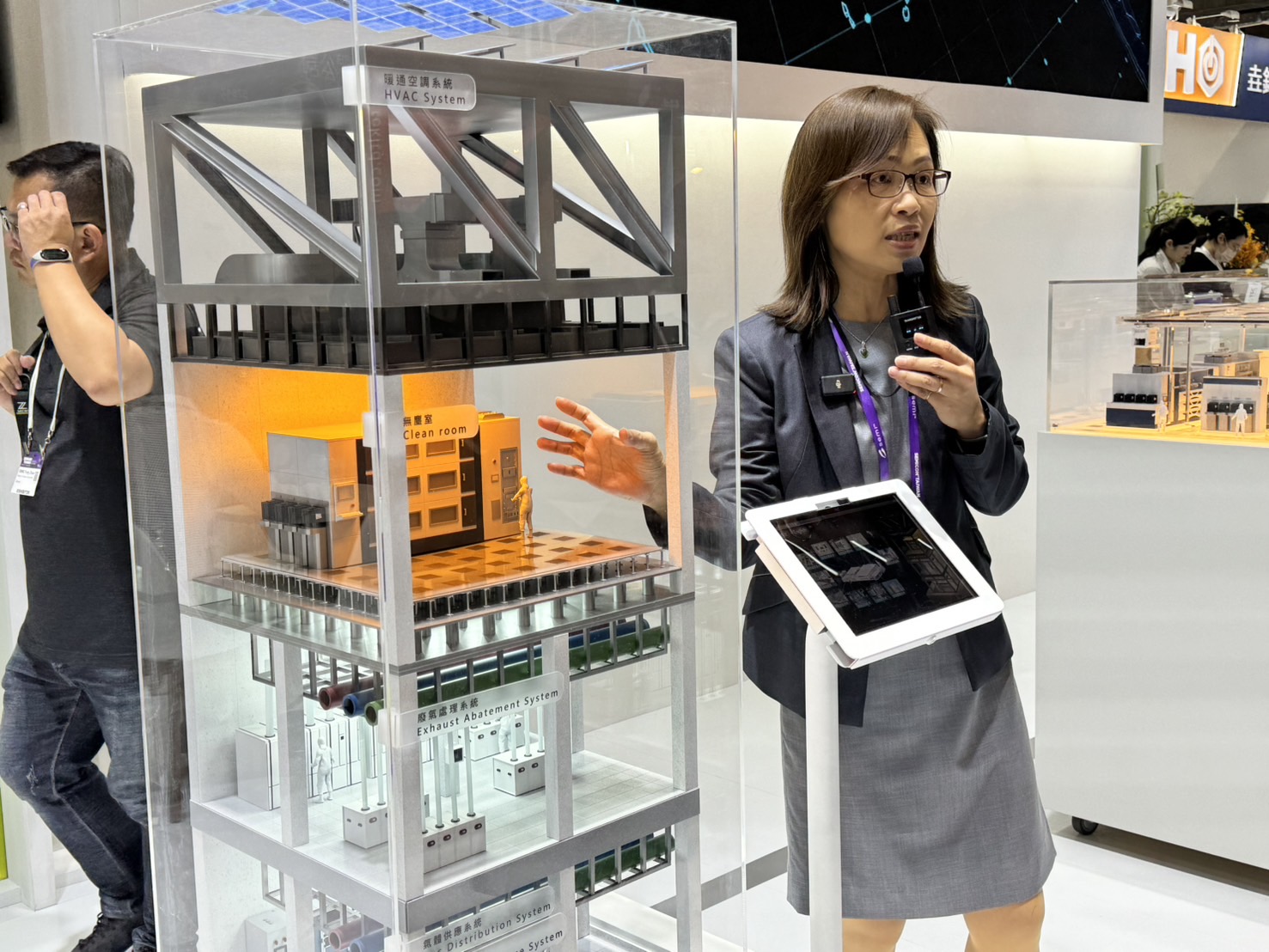 崇越科技技術漲丁彥伶導覽展場模型。（圖／謝佩穎攝）