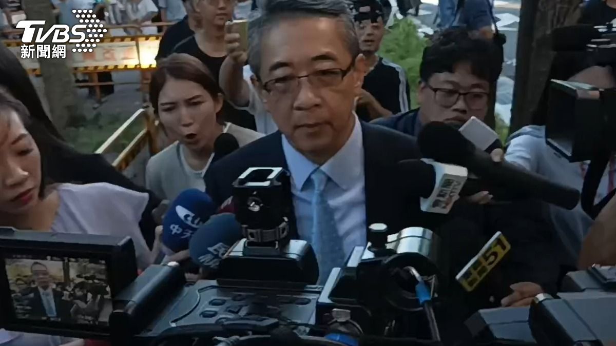 柯文哲委任律師鄭深元臉色凝重。（圖／TVBS）