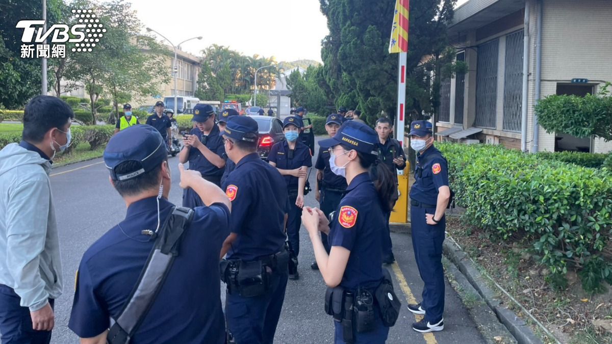大批警力在台北看守所周邊戒備。(圖/TVBS)