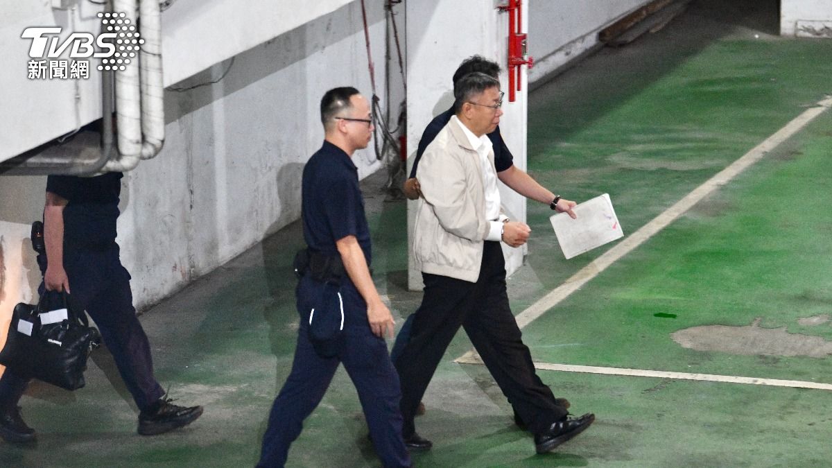 柯文哲上手銬準備前往北所收押。(圖/胡瑞麒攝)