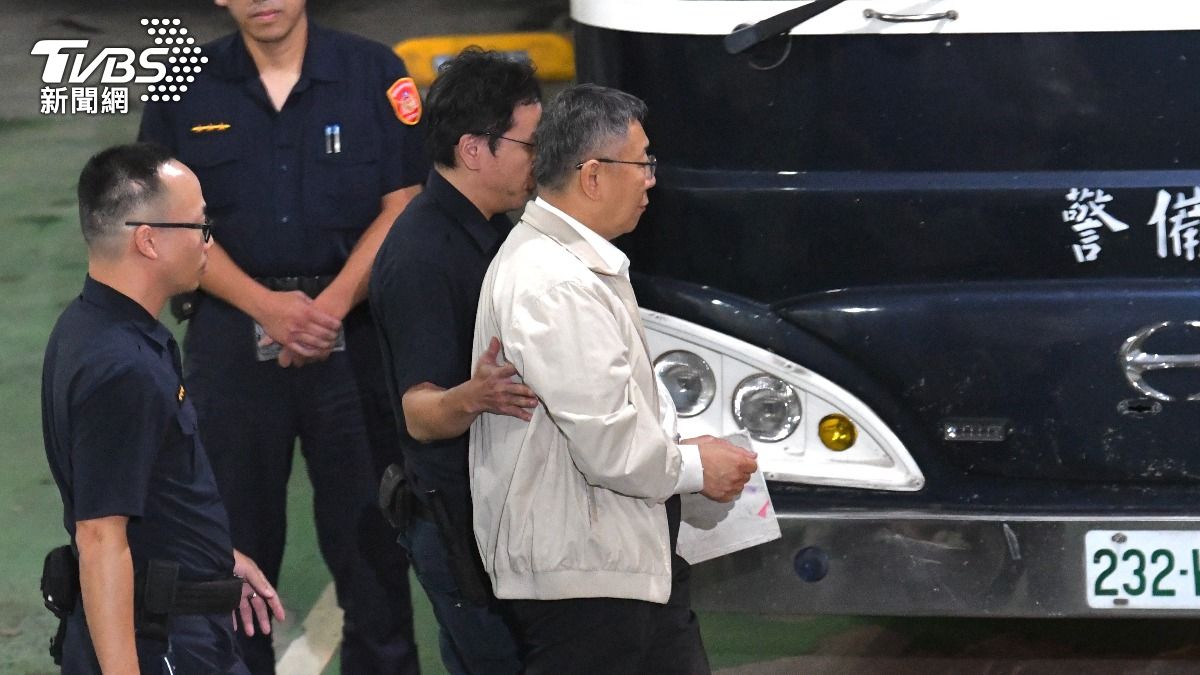 柯文哲上手銬準備前往北所收押。（圖／胡瑞麒攝）