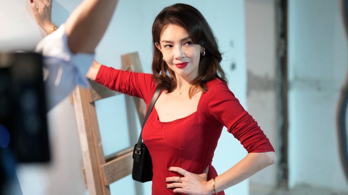 林美貞飾演打扮性感、作風火辣的熟女客戶。(圖/壹壹影業提供)