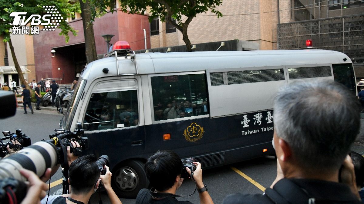 柯文哲搭乘囚車前往位於土城的台北看守所。(圖/胡瑞麒攝)