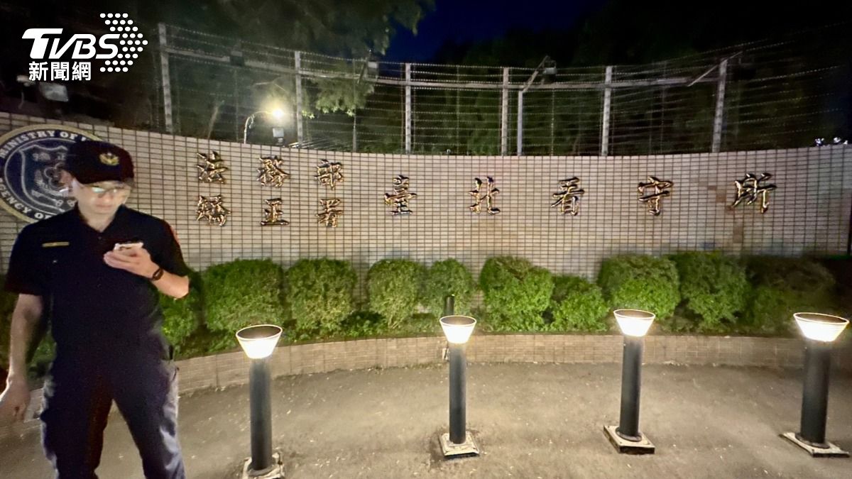 今晚6時30分,柯文哲搭著囚車抵達北所。(圖/區國強攝)