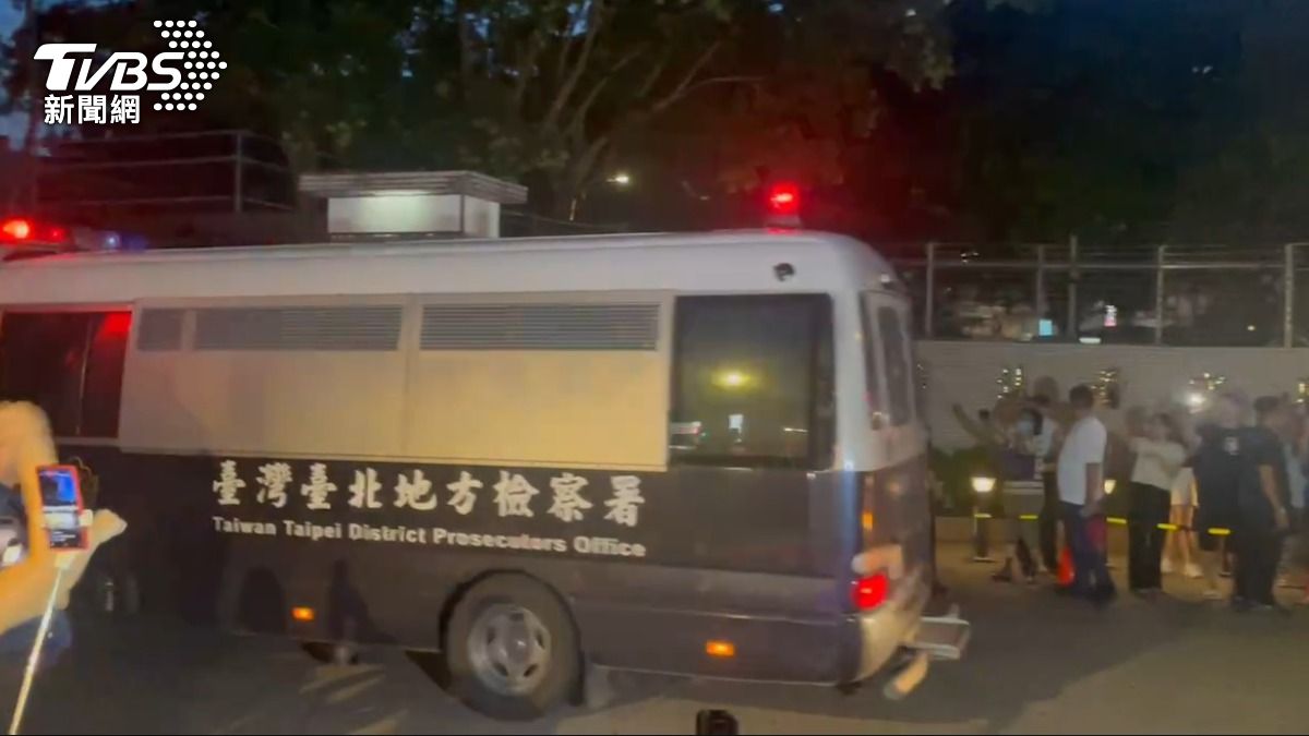 柯文哲搭囚車進北所。(圖/施協源攝)