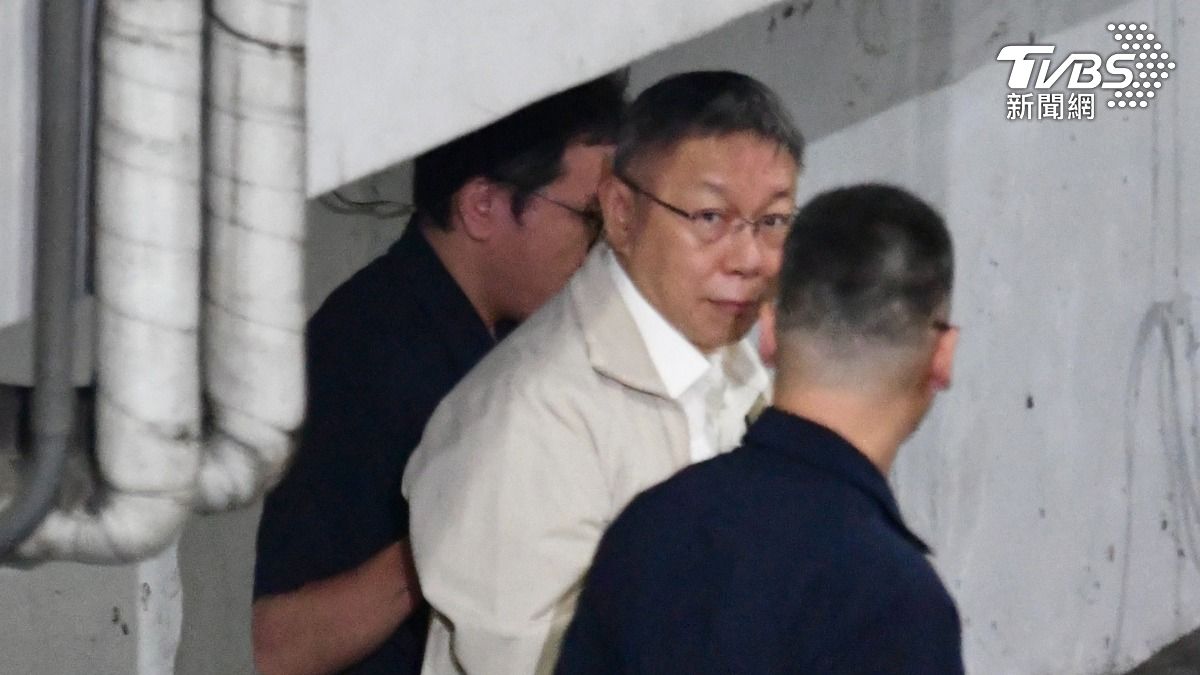 民眾黨主席柯文哲傍晚步上囚車前看了媒體一眼未有更多反應。(圖/胡瑞麒攝)