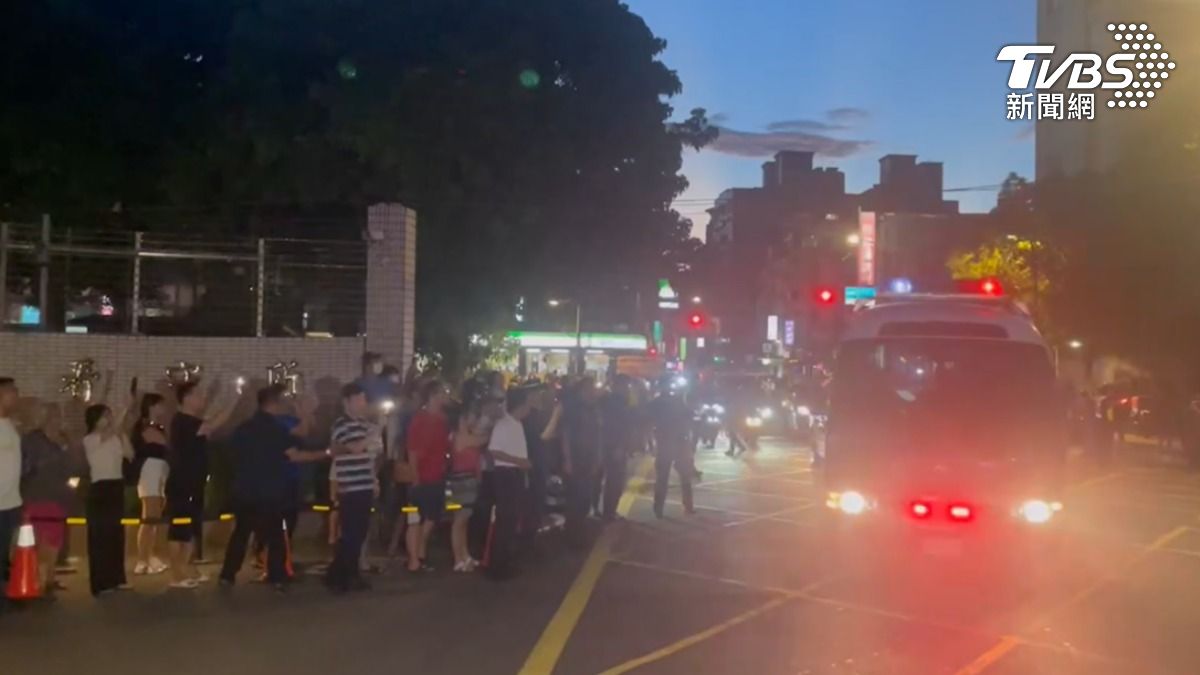民眾在台北看守所等柯文哲囚車。(圖/TVBS)