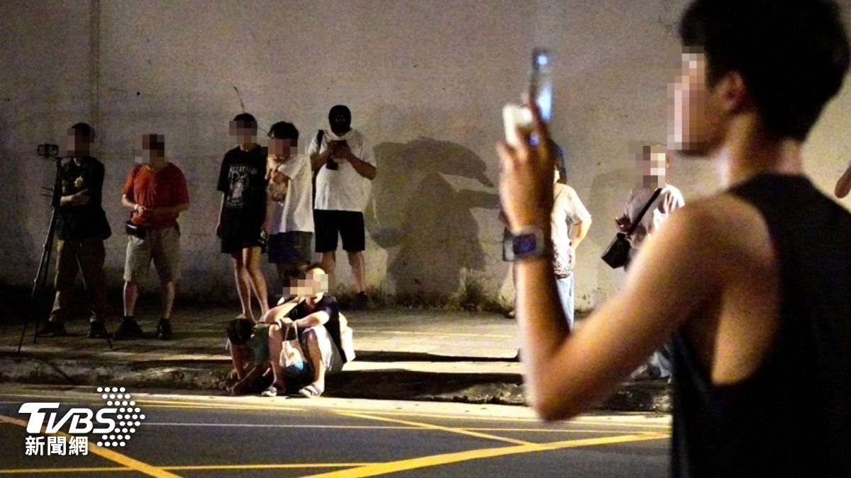 大批民眾在北所外搶拍柯文哲囚車,紀錄歷史一刻。(圖/區國強攝)