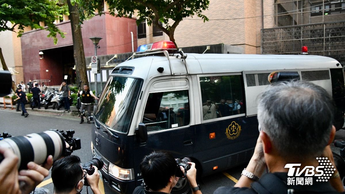 柯文哲囚車出發,將移送台北看守所。(圖/胡瑞麒攝)