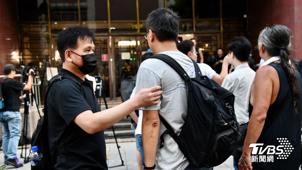 高喊柯P加油的小草相互打氣。(圖/胡瑞麒攝)