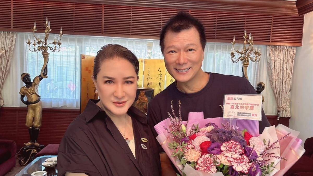 楊麗花(左)整體狀態超好,不說完全看不出已經年近八十。(圖/翻攝自蔡詩萍臉書)