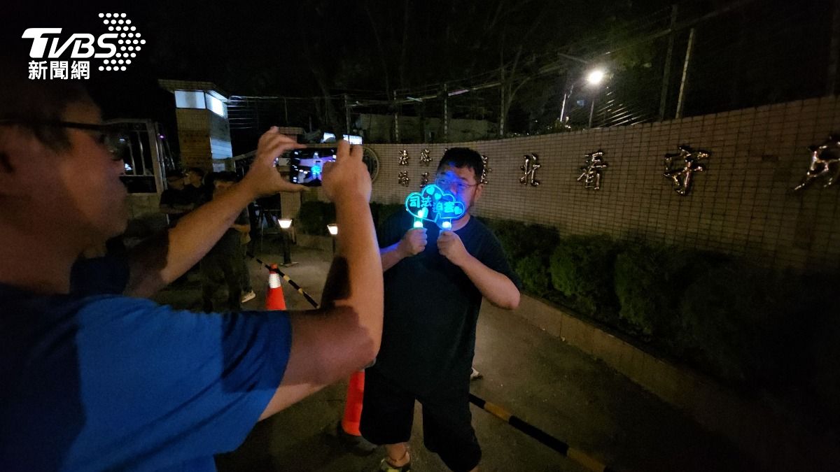 四叉貓現身台北看守所。(圖/TVBS)