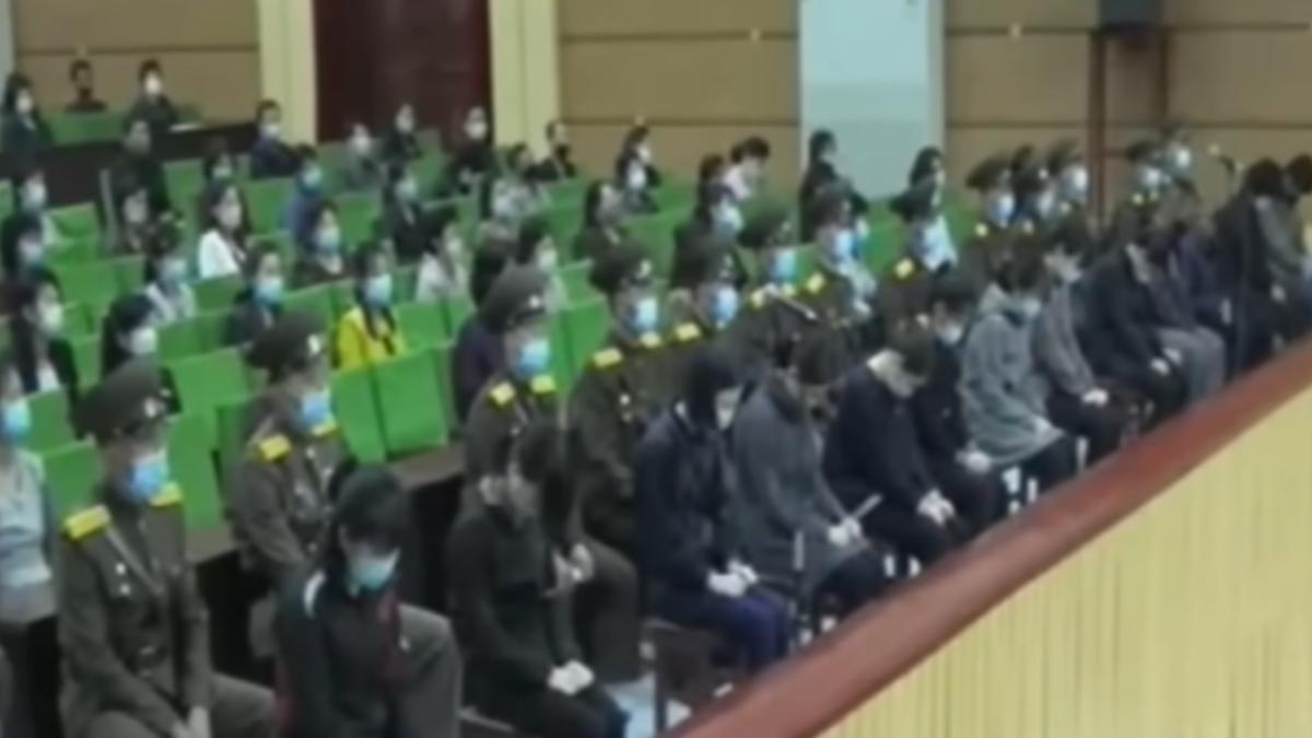 因觀看韓劇被公開戴上手銬被捕，少女們低著頭坐在前排。（圖／翻攝自KBS News YouTube）