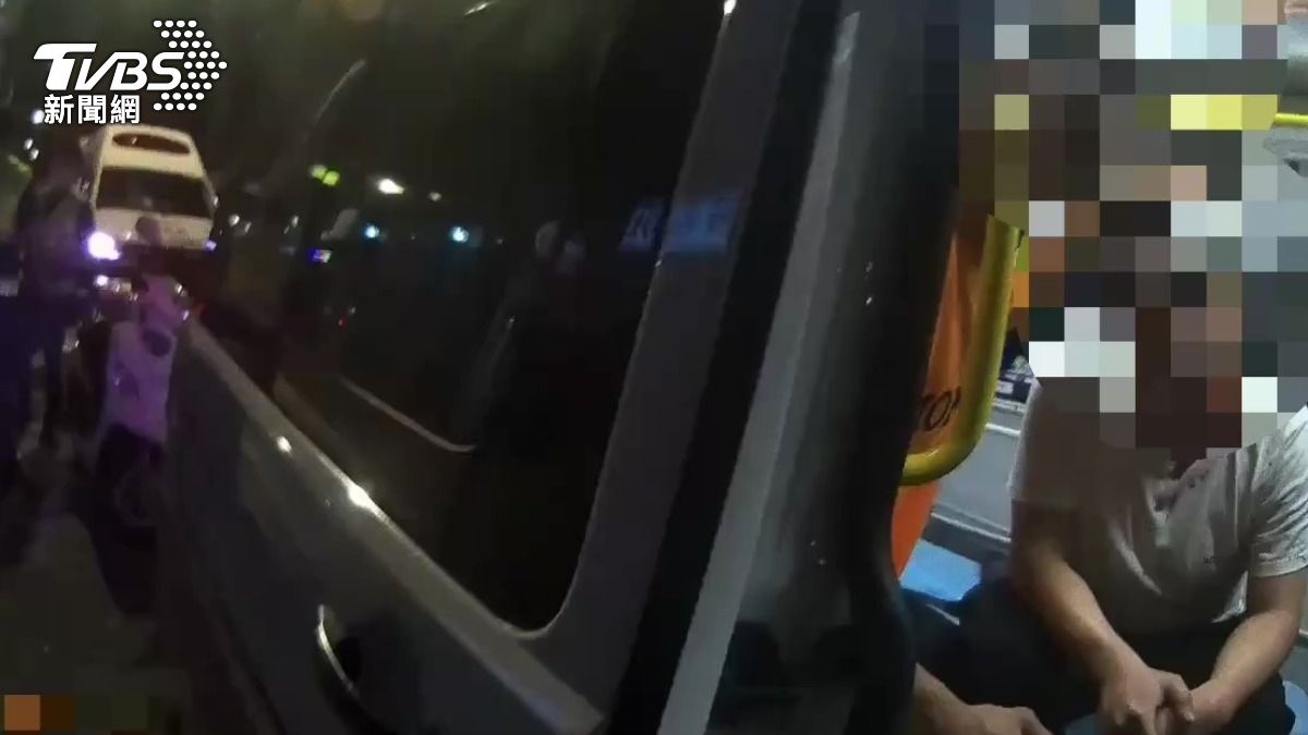 18歲劉男與蔡姓友人受傷上救護車準備送醫。(圖/TVBS)