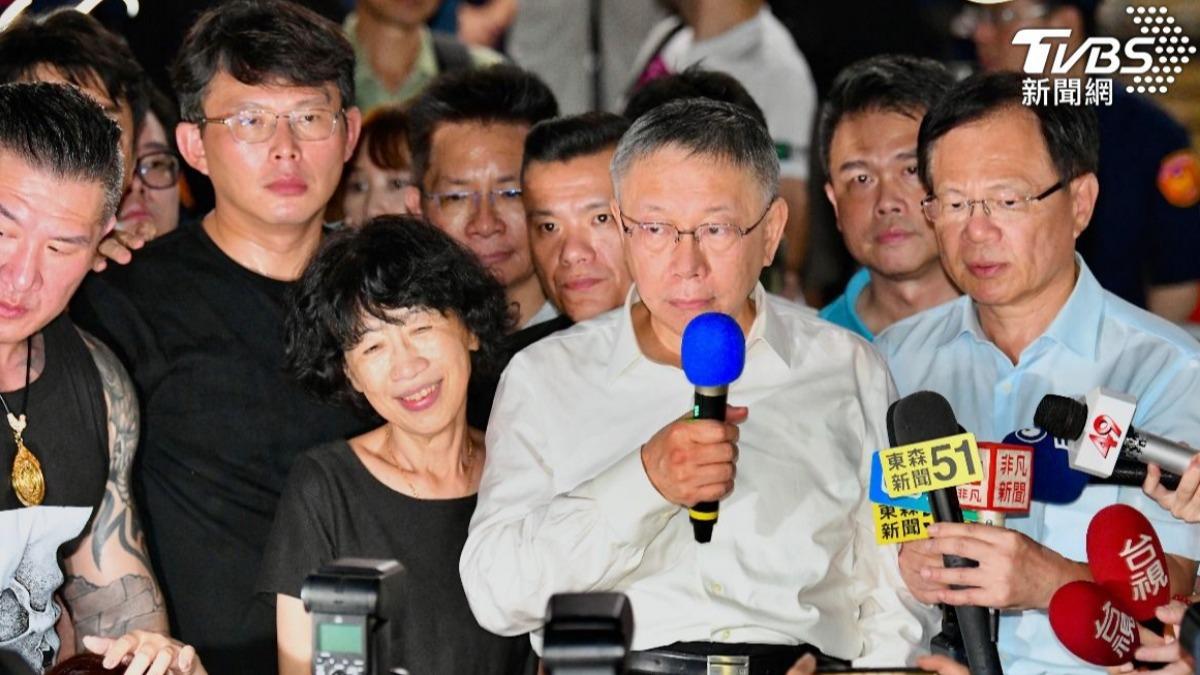 柯文哲2日凌晨曾獲台北地院裁定無保請回,並在廣大支持者面前喊話。(圖/胡瑞麒攝)