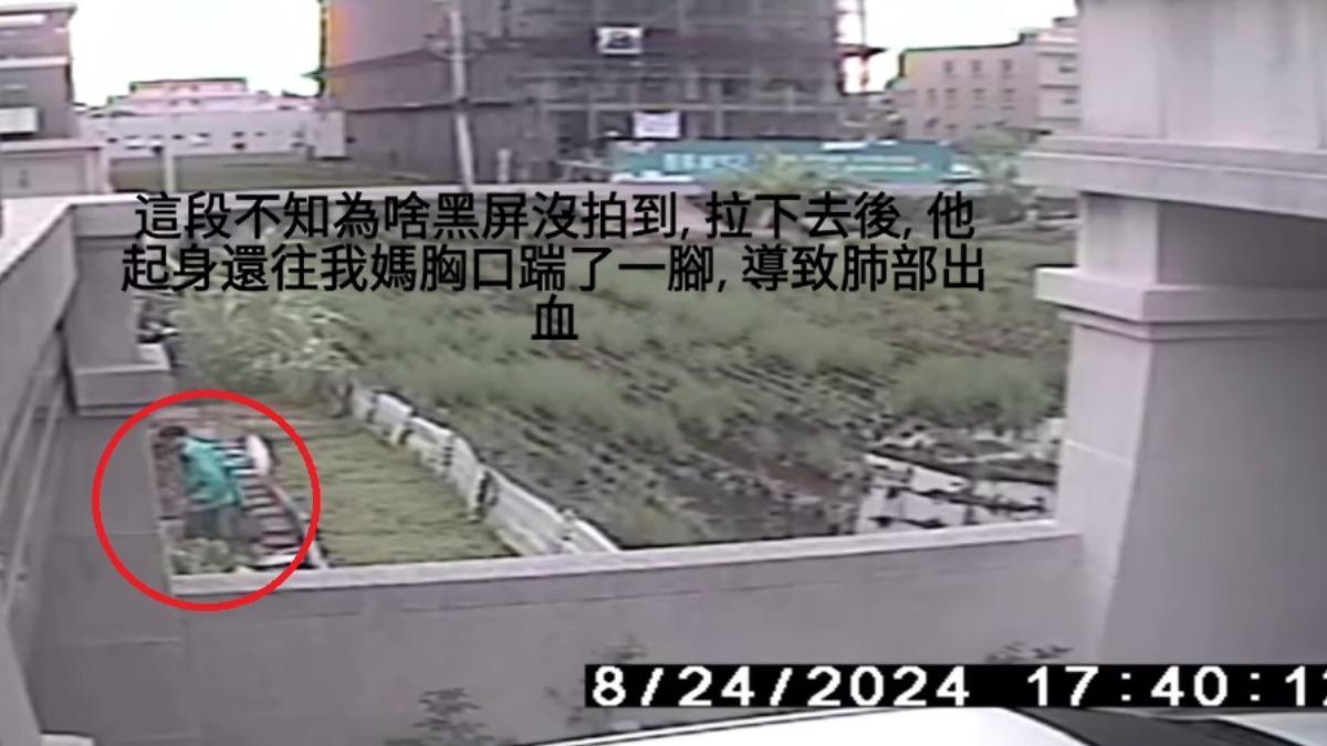 婦人還被踹。(圖/翻攝自梧棲人)