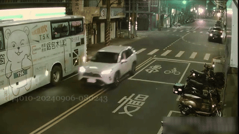 有片/五股賓士男疑疲勞駕駛 自撞「刷整排機車」影像曝光