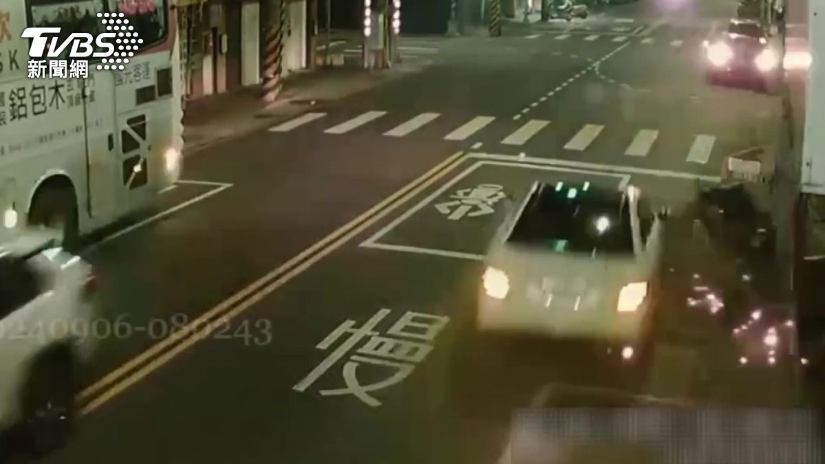 賓士車疑疲勞駕駛自撞路邊整排機車。(圖/TVBS)