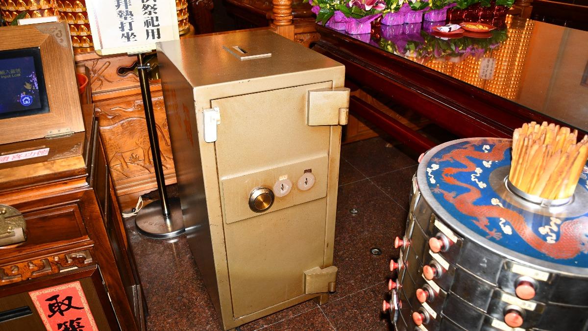 有片/中壢男夜闖仁海宮偷香油錢 「先匍匐再鴨走」逃逸仍被逮