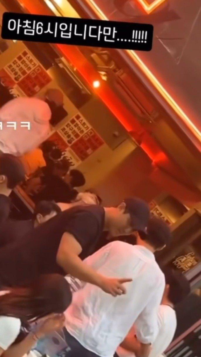 黃載均被拍到徹夜喝酒到天明。(圖/翻攝自news1)