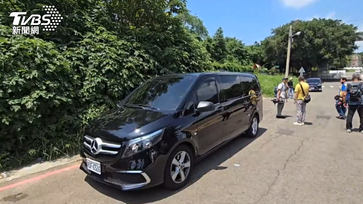 許光漢在經紀人的帶領下步上賓士保母車。（圖／陳祁攝）