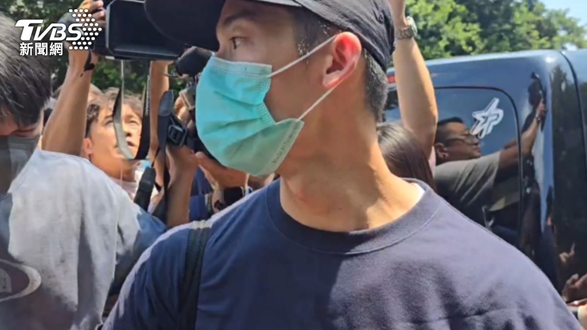 許光漢帥氣依舊，面對媒體詢問有無要對粉絲說的話，他僅回覆「謝謝關心」。（圖／賴志銘攝影）